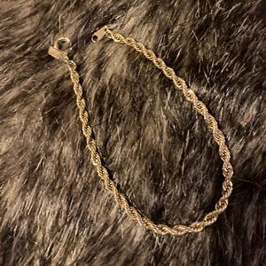 Delicate gold tone bracelet great condition